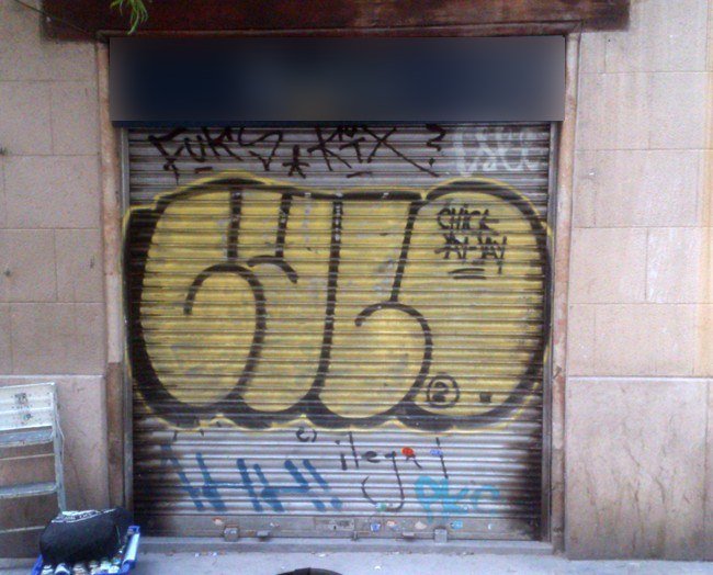 Persiana metálica de un local con grafitis en Barcelona